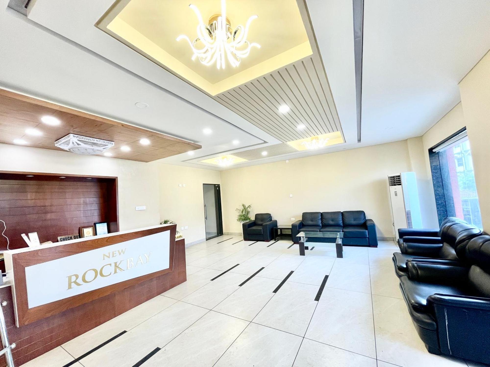 Hotel Rockbay ! Puri, Swimming Pool-Lift-And-Parking-Facility Near Sea Beach & Temple Breakfast Included ภายนอก รูปภาพ